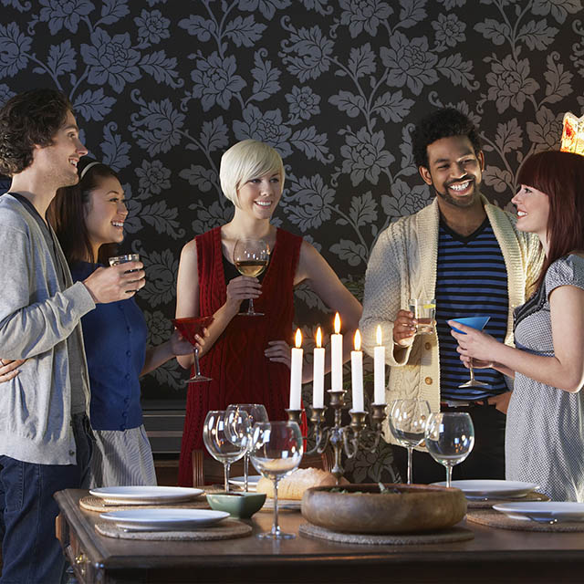 9 Worst Types Of Dinner Party Guest 9 Worst Types Of Dinner Party Guest