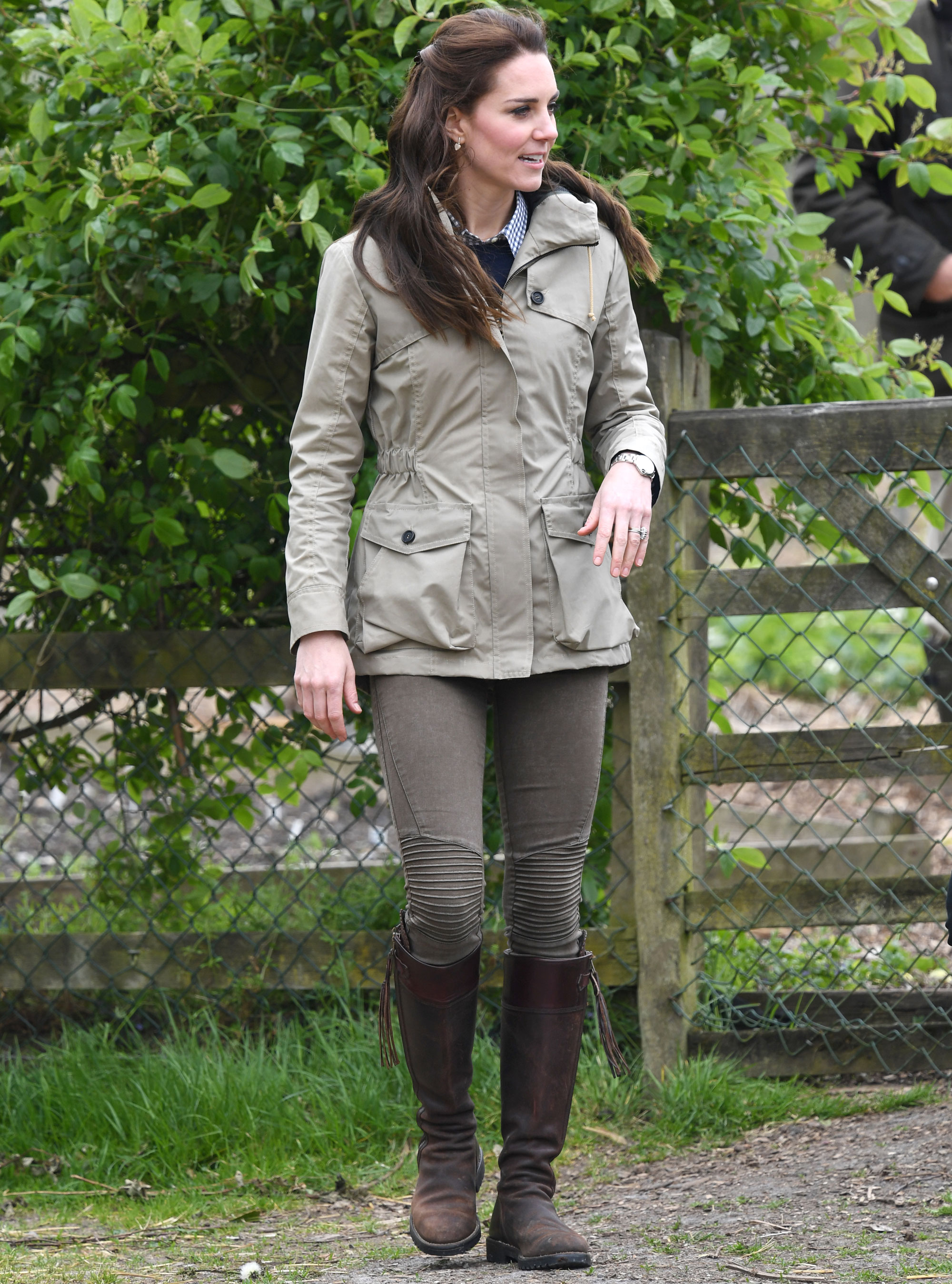 Duchess Of Cambridge Feeds Adorable Lamb On Farm Visit - Woman And Home