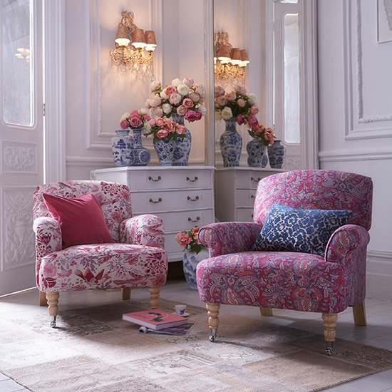 https://southbank.secure.media.ipcdigital.co.uk/96/00001b57a/ac02/White-living-room-with-floral-armchairs-housetohome.co.uk.jpg
