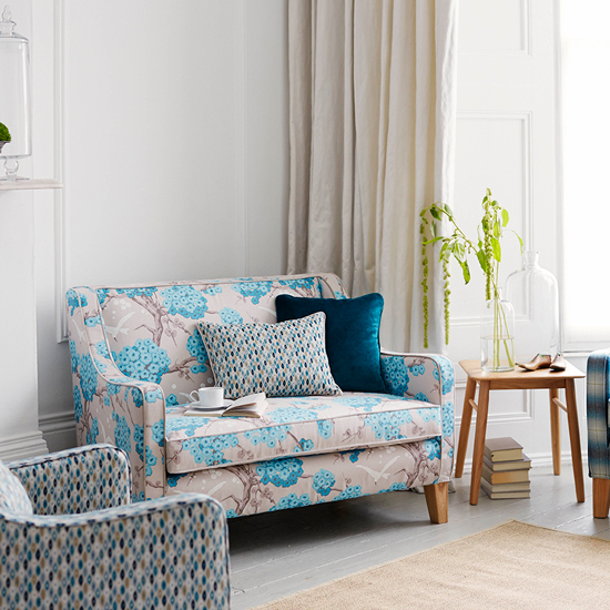 https://southbank.secure.media.ipcdigital.co.uk/96/00001b57c/6591/White-living-room-with-traditional-sofa-housetohome.co.uk.jpg